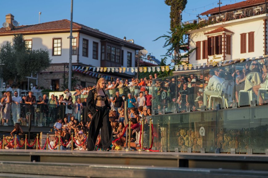 Antalya Kaleiçi sanatla renklendi: 10 metrelik Likya Atı heykeli hedefi dikkat çekti