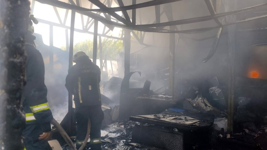 Antalya Kepez'de korkutan yangın: Alevler depodaki prefabrik büroyu küle çevirdi