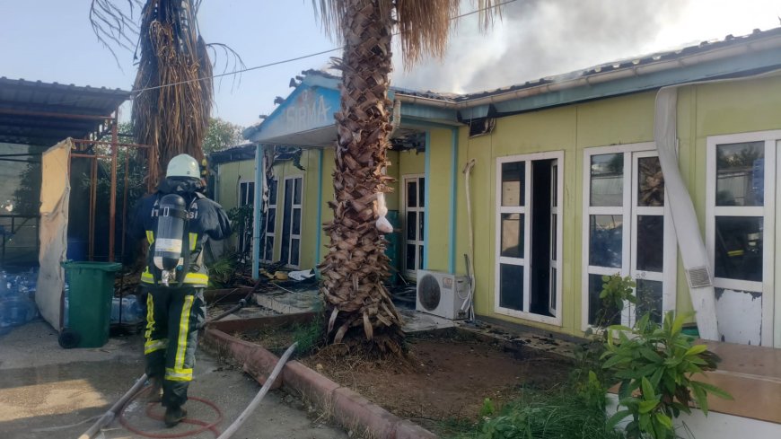 Antalya Kepez'de korkutan yangın: Alevler depodaki prefabrik büroyu küle çevirdi