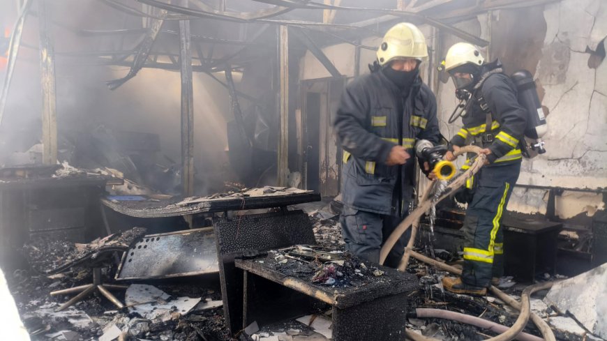 Antalya Kepez'de korkutan yangın: Alevler depodaki prefabrik büroyu küle çevirdi