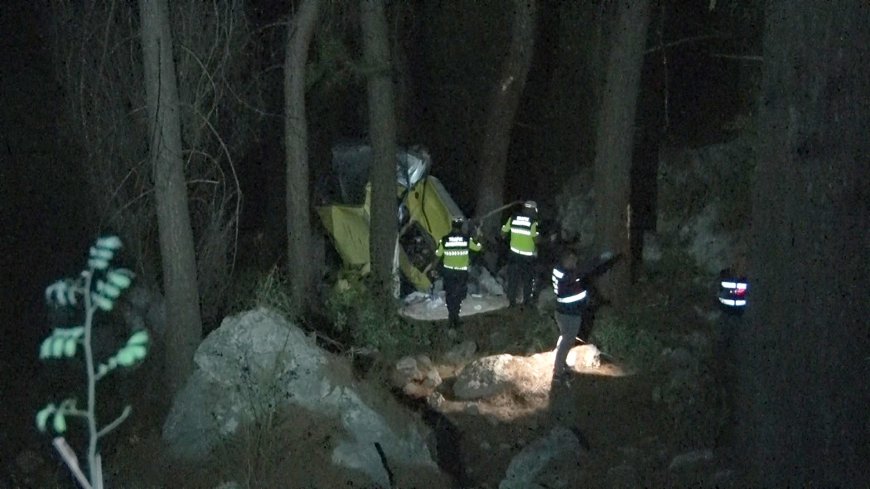 Antalya'da korkunç kaza! Araç 50 metrelik uçuruma yuvarlandı: 2 ölü, 4 yaralı