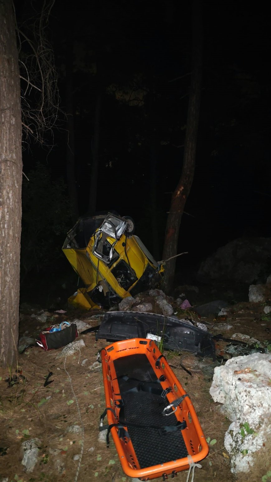 Antalya'da korkunç kaza! Araç 50 metrelik uçuruma yuvarlandı: 2 ölü, 4 yaralı