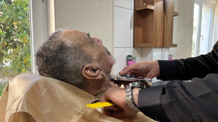 Alanya'da 22 yaşındaki berberden örnek davranış! Yaşlı ve engellileri ücretsiz tıraş ediyor