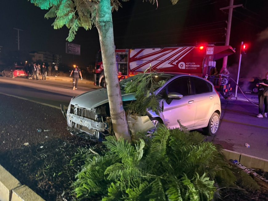 Antalya'da feci kaza kamerada! Otomobil alev topuna döndü, sürücü kaçtı iddiası