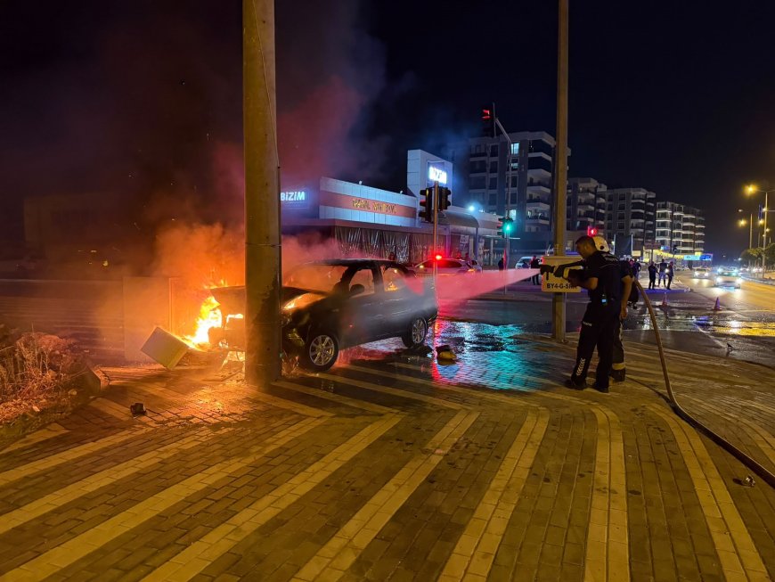 Antalya'da feci kaza kamerada! Otomobil alev topuna döndü, sürücü kaçtı iddiası
