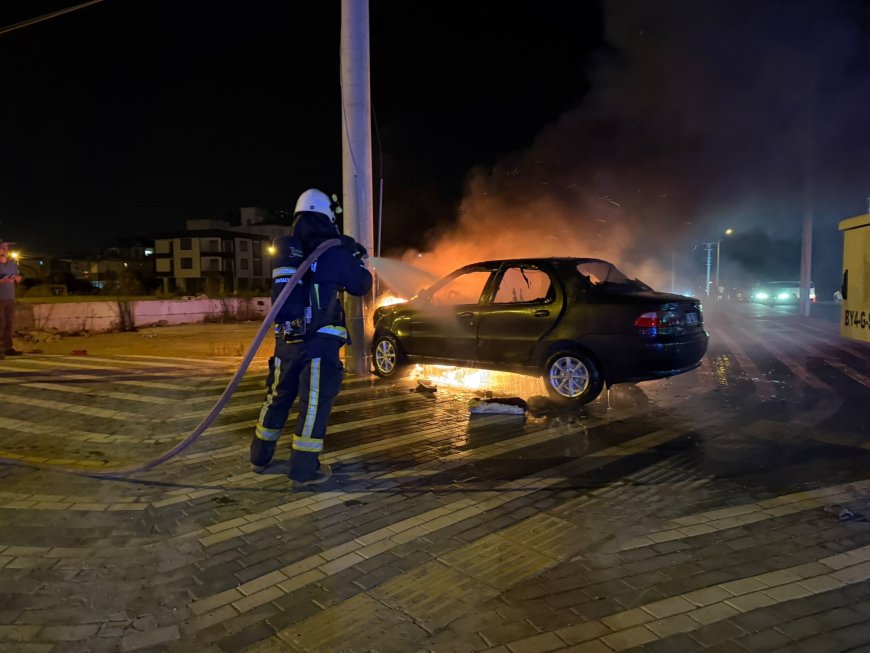 Antalya'da feci kaza kamerada! Otomobil alev topuna döndü, sürücü kaçtı iddiası