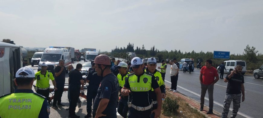Antalya'da mazot dökülen yolda yolcu midibüsü devrildi! Yaralılar var