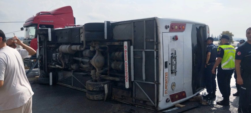 Antalya'da mazot dökülen yolda yolcu midibüsü devrildi! Yaralılar var