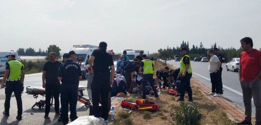 Antalya'da mazot dökülen yolda yolcu midibüsü devrildi! Yaralılar var