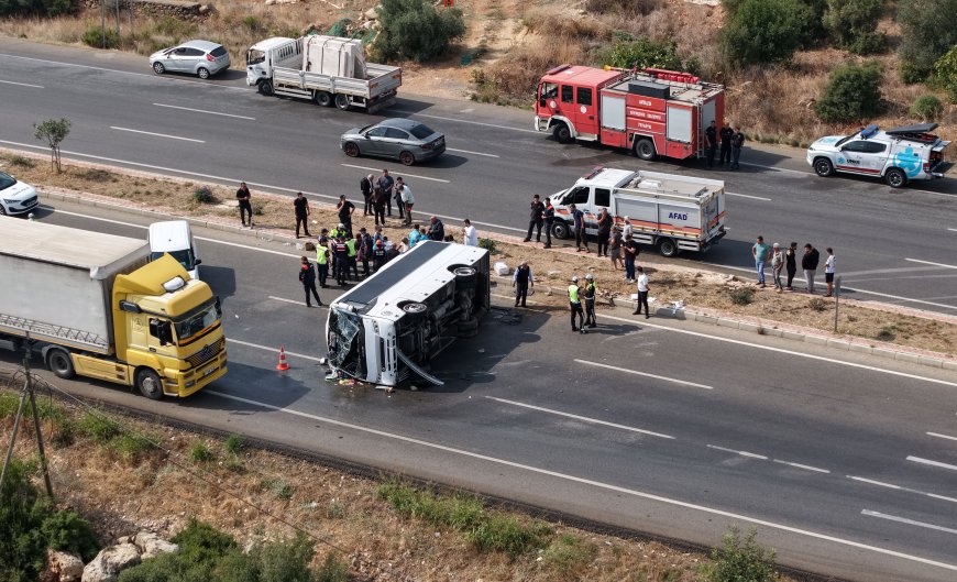 Antalya'da devrilen midibüs kazasında yeni gelişme! Vali Şahin yaralının durumunu açıkladı