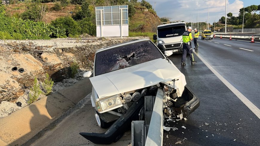 Alanya'da kontrolden çıkan otomobil bariyerlere çarptı! Sürücü yaralandı