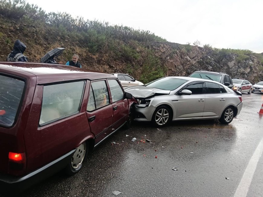 Manavgat'ta karşı şeride geçen otomobil zincirleme kazaya neden oldu: 3 yaralı