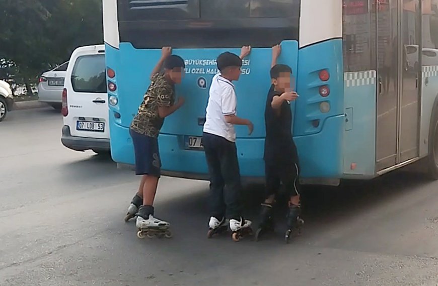 Antalya'da trafikte tehlikeli paten yolculuğu! Çocuklar otobüsün arkasına tutundu