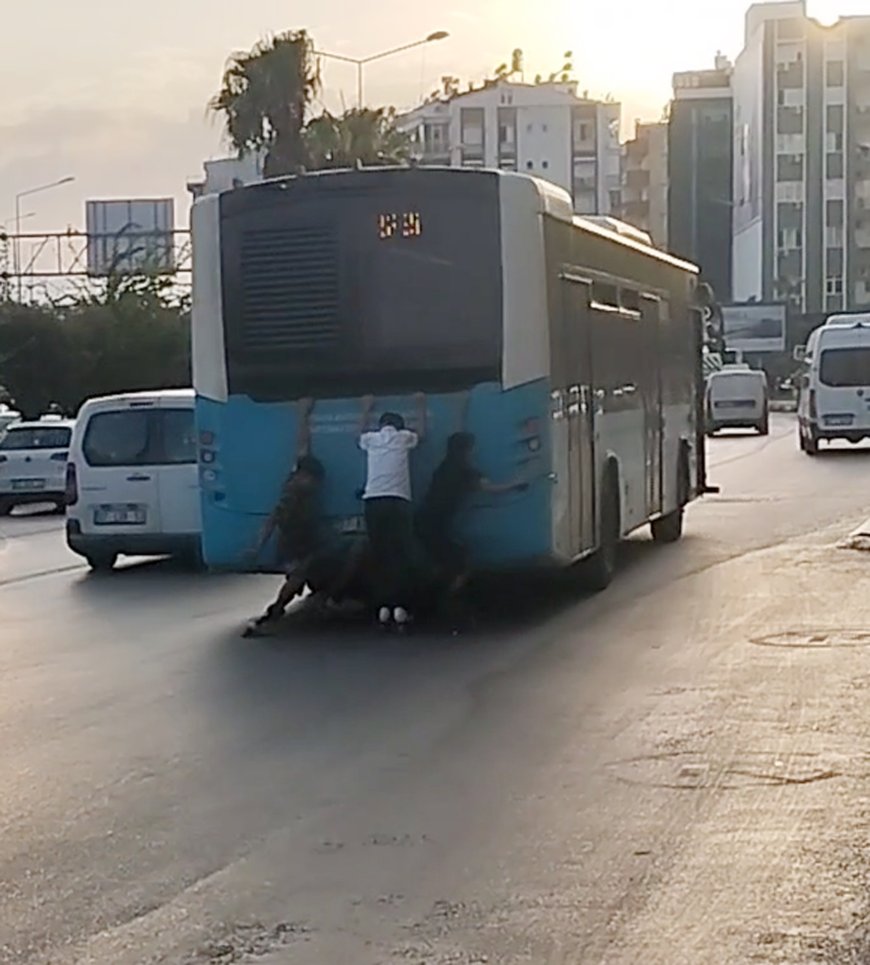Antalya'da trafikte tehlikeli paten yolculuğu! Çocuklar otobüsün arkasına tutundu