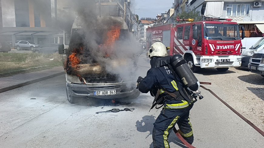 Manavgat'ta kamyonet alev alev yandı! İtfaiye erinin Türk bayrağına gösterdiği özen dikkat çekti