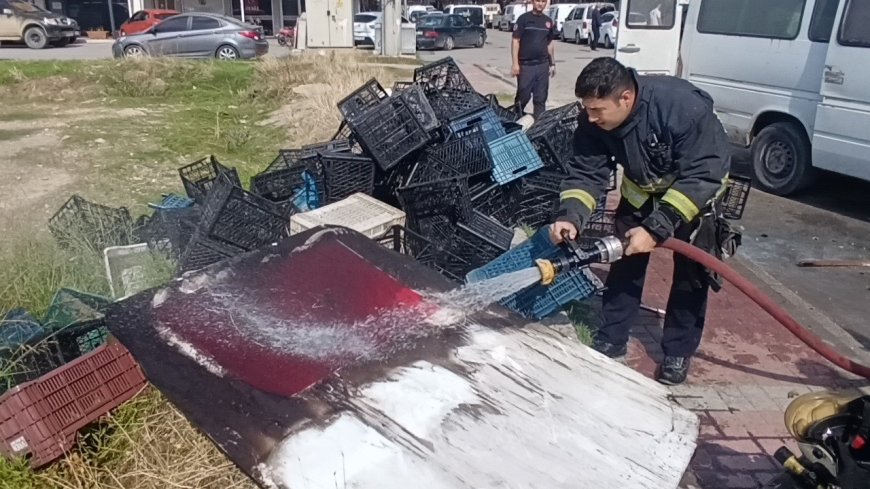 Manavgat'ta kamyonet alev alev yandı! İtfaiye erinin Türk bayrağına gösterdiği özen dikkat çekti