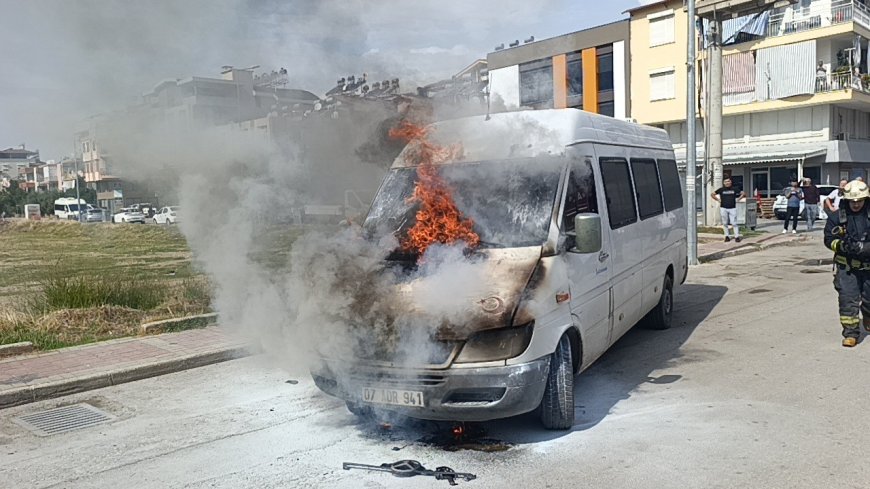 Manavgat'ta kamyonet alev alev yandı! İtfaiye erinin Türk bayrağına gösterdiği özen dikkat çekti