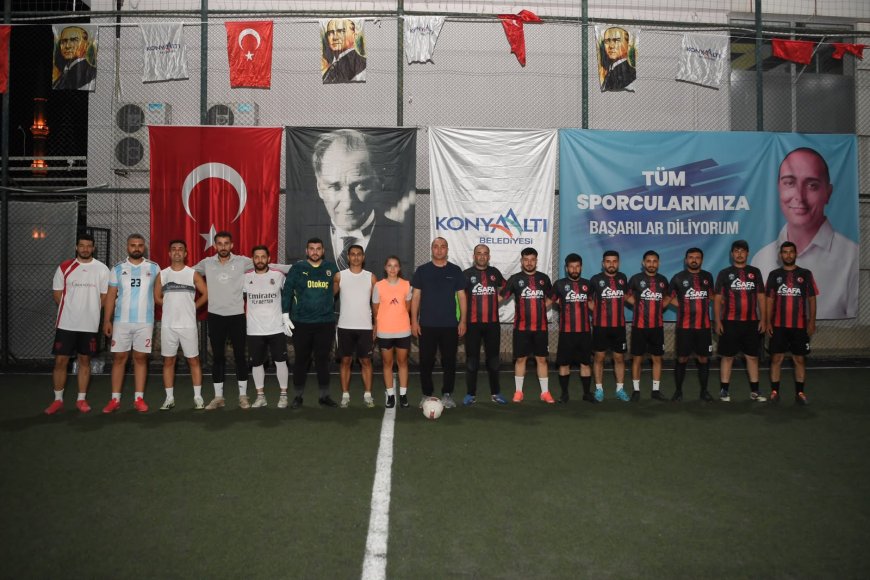 Konyaaltı'nda Cumhuriyet Bayramı coşkusu sahaya taşındı! 13 mahalle futbol turnuvasında buluştu