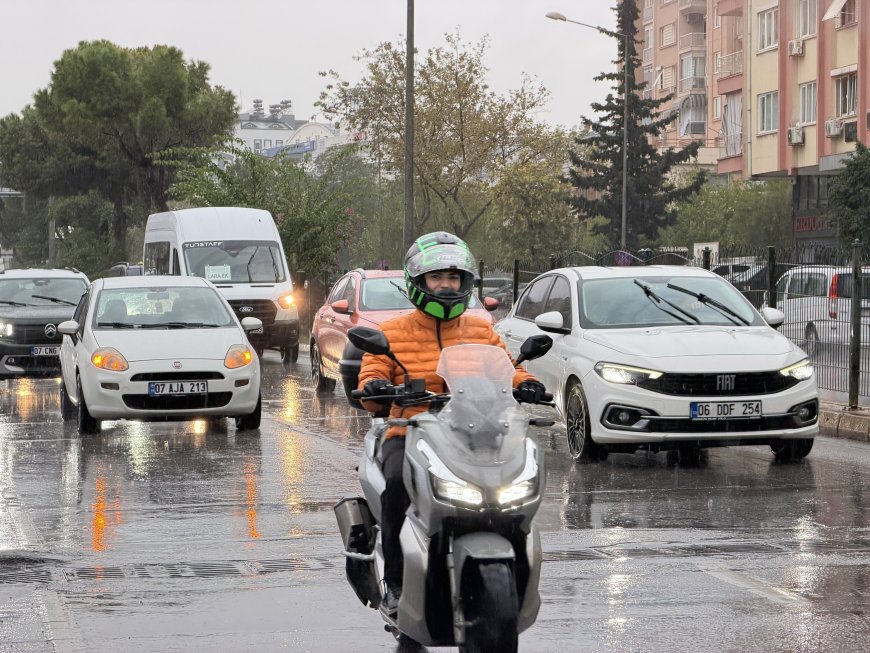 Antalya'da sarı kodlu sağanak alarmı! Trafik kilitlendi, sürücüler zor anlar yaşadı