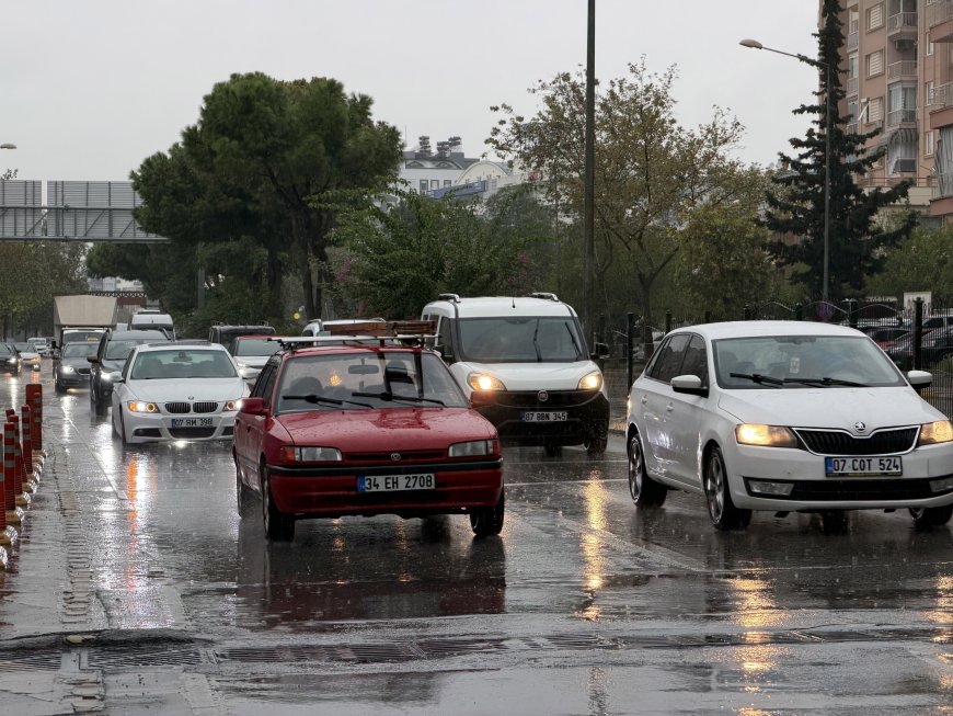 Antalya'da sarı kodlu sağanak alarmı! Trafik kilitlendi, sürücüler zor anlar yaşadı