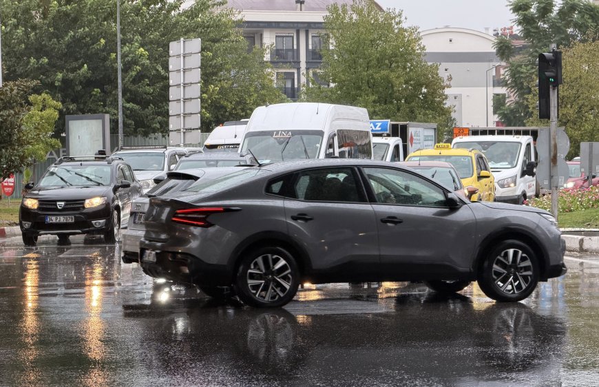 Antalya'da sarı kodlu sağanak alarmı! Trafik kilitlendi, sürücüler zor anlar yaşadı