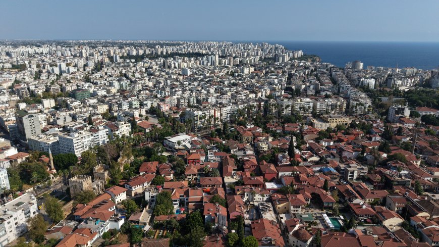 Antalya'nın 2 bin yıllık surları modern kentin ortasında kaldı! Kaleiçi havadan görüntülendi