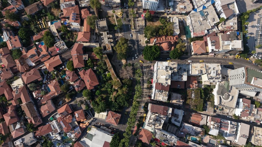 Antalya'nın 2 bin yıllık surları modern kentin ortasında kaldı! Kaleiçi havadan görüntülendi