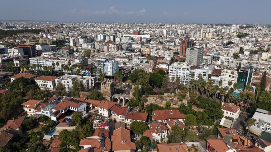 Antalya'nın 2 bin yıllık surları modern kentin ortasında kaldı! Kaleiçi havadan görüntülendi