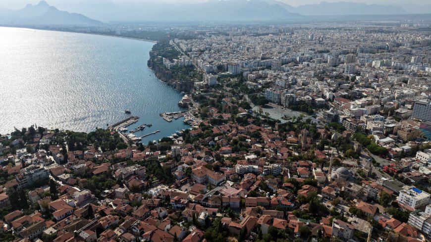 Antalya'nın 2 bin yıllık surları modern kentin ortasında kaldı! Kaleiçi havadan görüntülendi