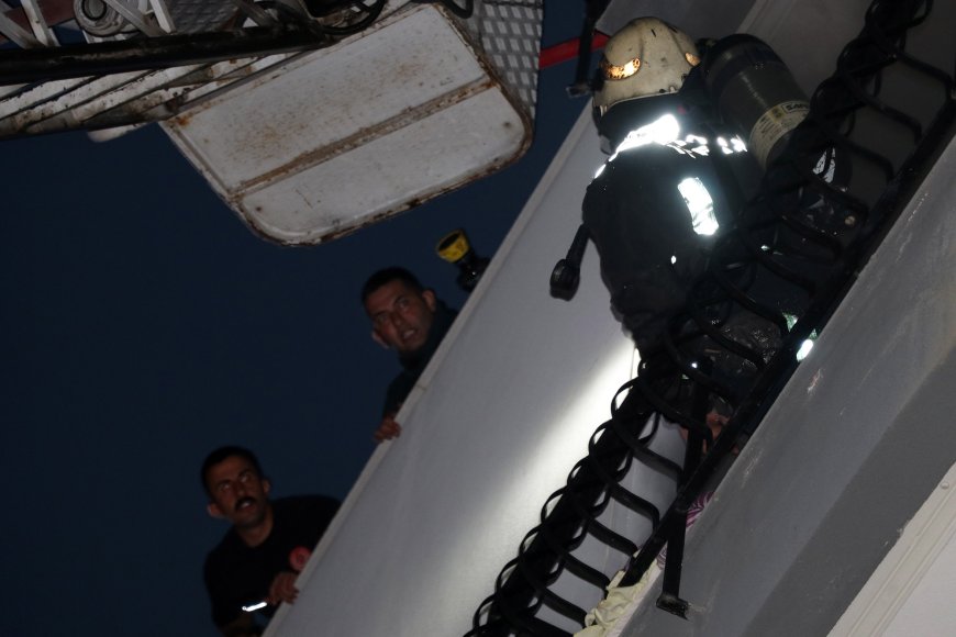 Antalya'da prizden çıktığı iddia edilen yangın mutfağı küle çevirdi! Anne ve kızı son anda kurtuldu