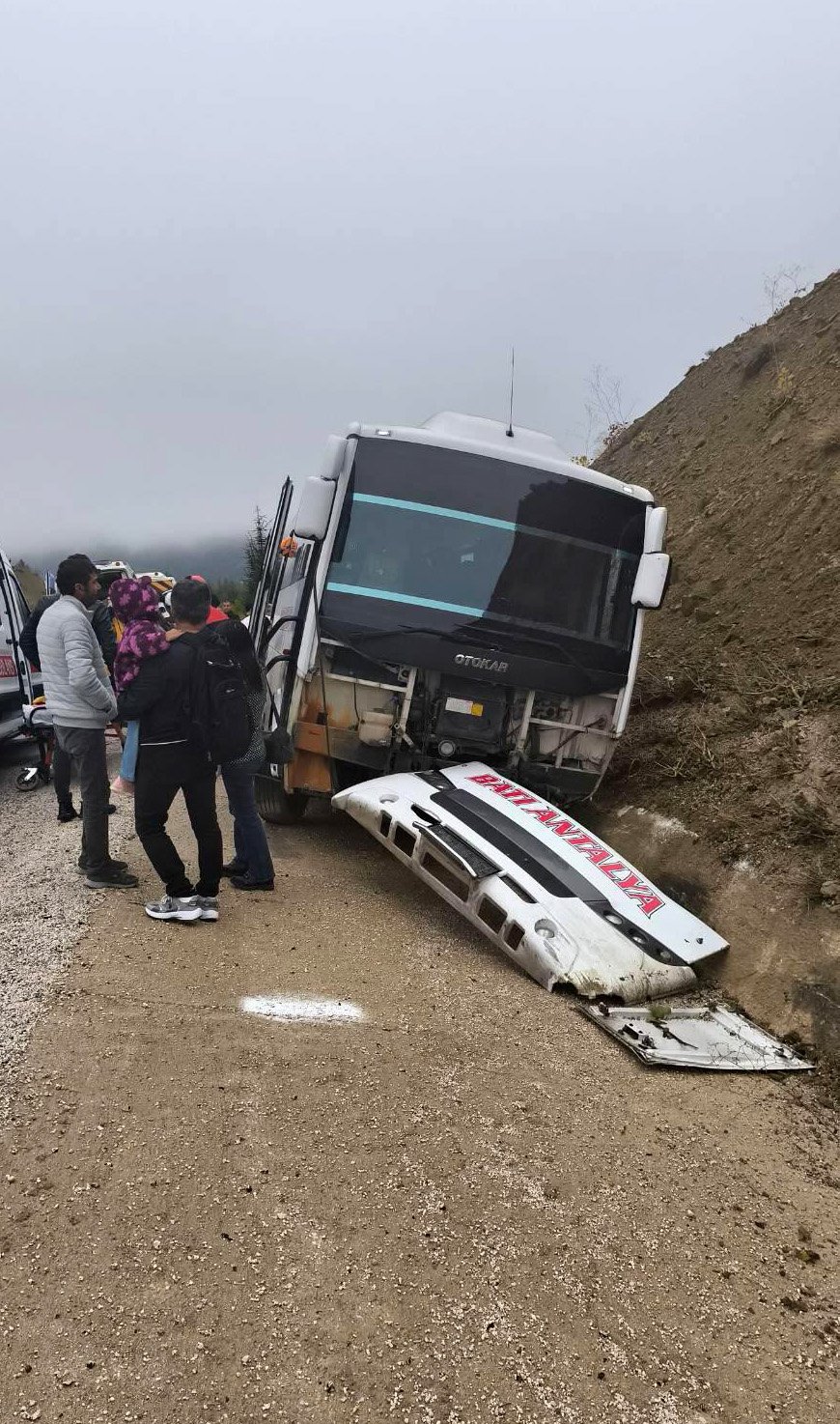 Antalya'da yolcu midibüsü şarampole düştü! 6'sı Rus turist 9 kişi yaralandı