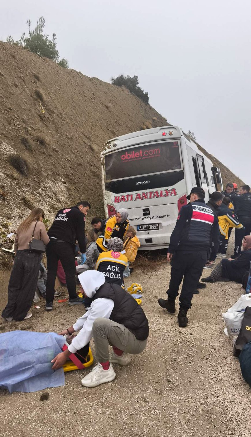 Antalya'da yolcu midibüsü şarampole düştü! 6'sı Rus turist 9 kişi yaralandı
