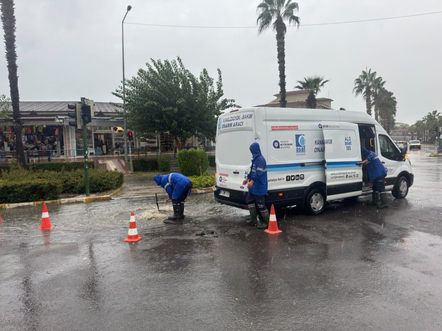 Antalya'da kuvvetli yağış alarmı! Büyükşehir 464 personel ve 347 iş makinesiyle teyakkuzda