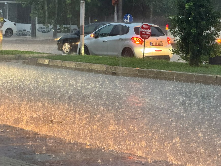 Antalya'da öğleden sonra başlayan sağanak hayatı felç etti! Yollar göle döndü, araçlar mahsur kaldı