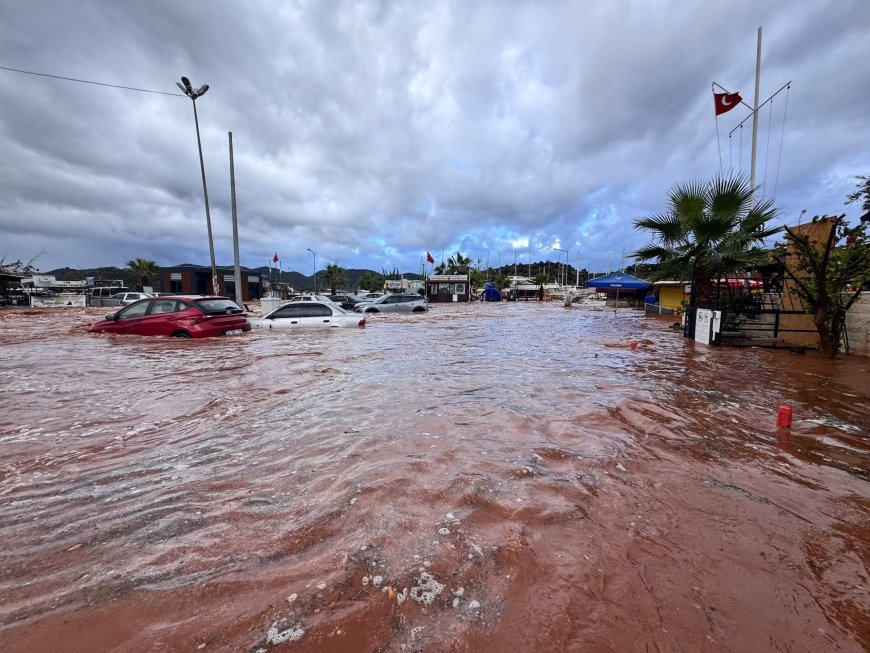 Antalya Demre’de sağanak sele neden oldu: Çok sayıda araç yollarda mahsur kaldı