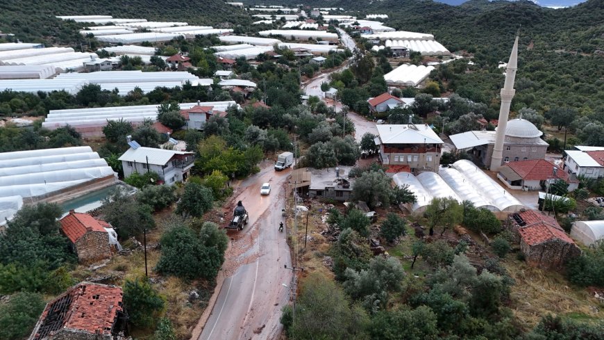 Antalya Demre’de sağanak sele neden oldu: Çok sayıda araç yollarda mahsur kaldı