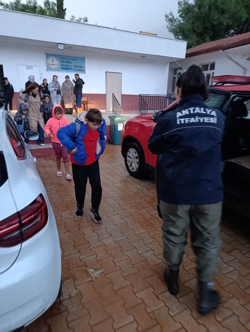 Demre’de su basan okuldan öğrenci ve öğretmenler tahliye edildi: Büyükşehir ekipleri sahada