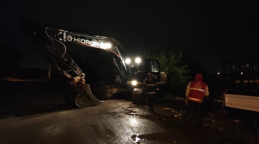 Antalya Kepez'de sağanak alarmı! 101 ihbara müdahale edildi, yıldırım düşen evde önlem alındı