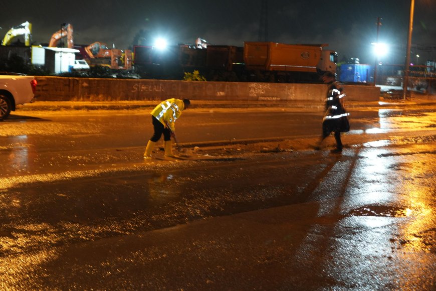 Antalya Kepez'de sağanak alarmı! 101 ihbara müdahale edildi, yıldırım düşen evde önlem alındı
