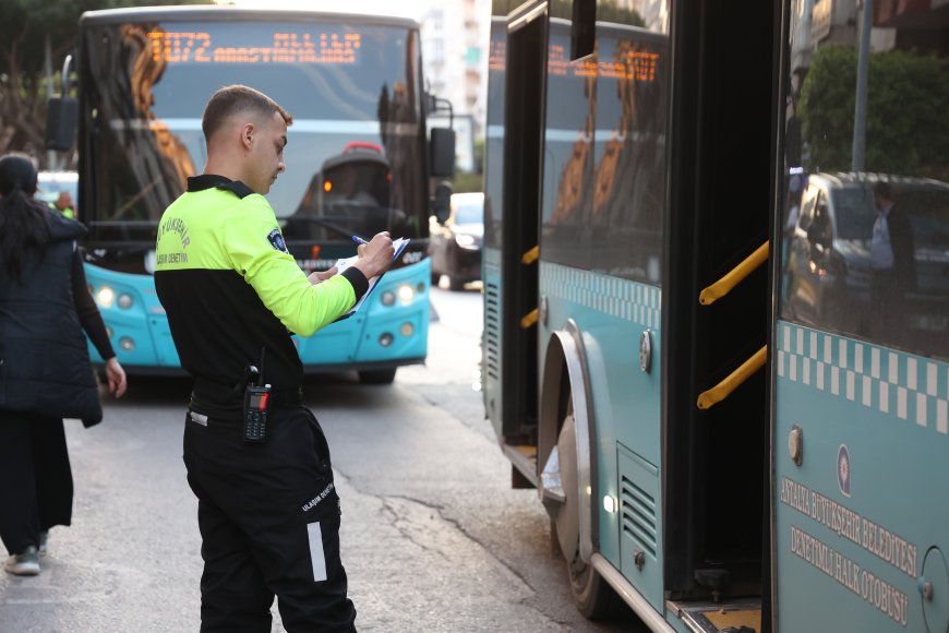 Antalya'da yağmur suyu otobüsün içine aktı! Özel halk otobüsüne müdahale, işletmeciye ceza