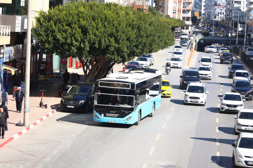 Antalya'da yağmur suyu otobüsün içine aktı! Özel halk otobüsüne müdahale, işletmeciye ceza