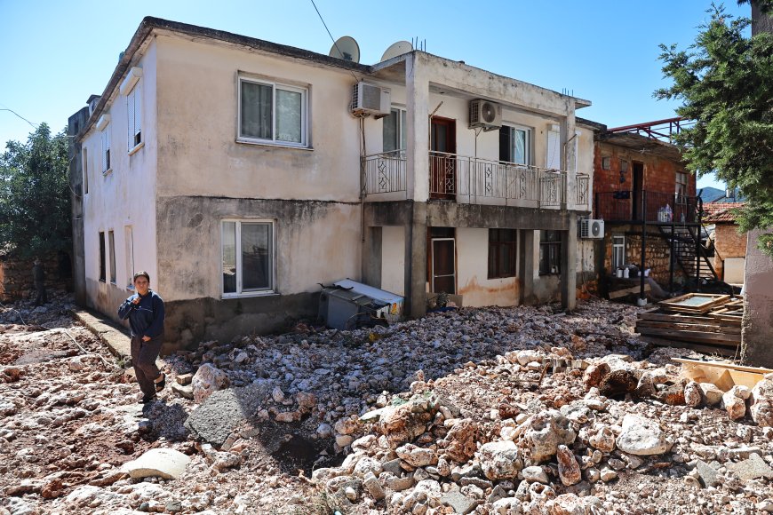 Antalya Demre'de selin bilançosu ağırlaşıyor! Seralar sular altında, Büyükşehir ekipleri sahada
