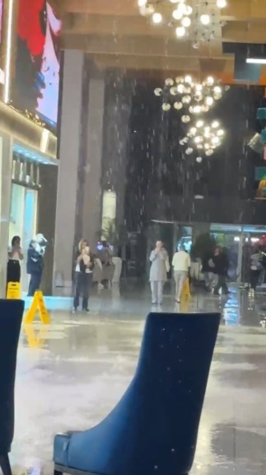 Antalya'da 5 yıldızlı oteli su bastı, piyanist çalmaya devam etti! Titanic filmini aratmayan anlar