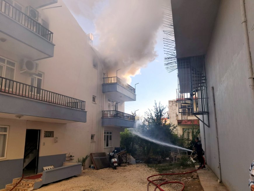 Antalya Serik'te yangında canını hiçe saydı! Balkona tırmanıp mahsur kalan kediyi kurtardı