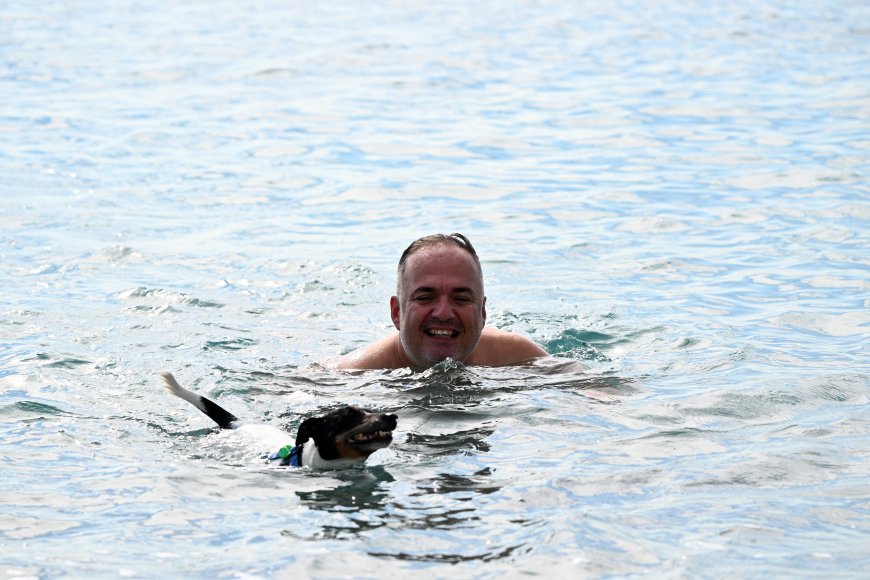 Antalya'da sağanak bitti, Konyaaltı sahili canlandı! Köpeği Atom ile denize girdi