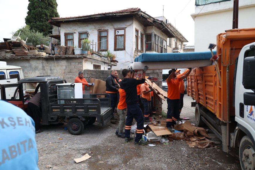 Antalya'nın tarihi Balbey Mahallesi'ne zabıta operasyonu! 7 noktadan 15 kamyon atık çıkarıldı