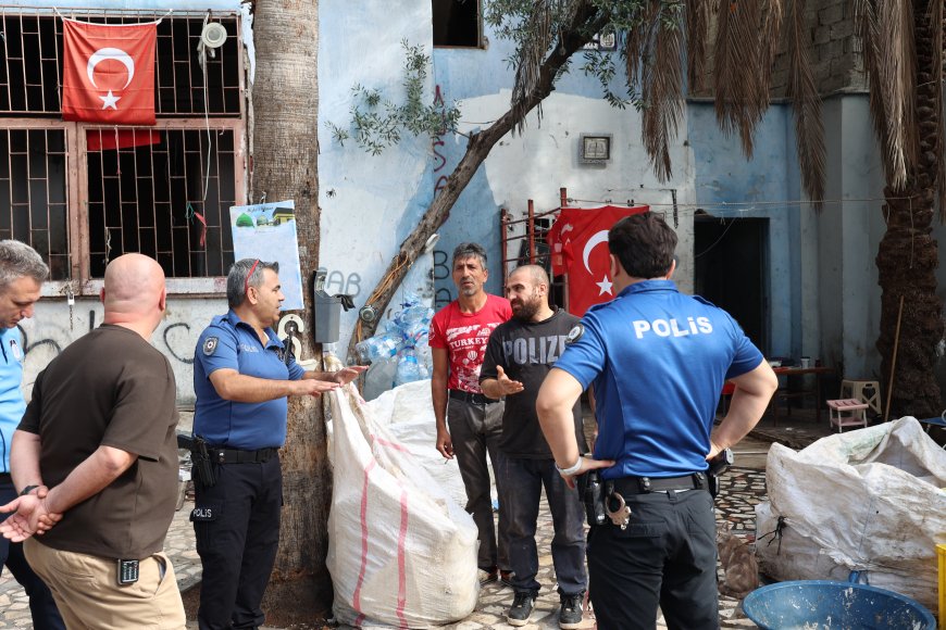 Antalya'nın tarihi Balbey Mahallesi'ne zabıta operasyonu! 7 noktadan 15 kamyon atık çıkarıldı
