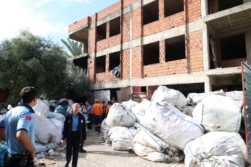 Antalya'nın tarihi Balbey Mahallesi'ne zabıta operasyonu! 7 noktadan 15 kamyon atık çıkarıldı