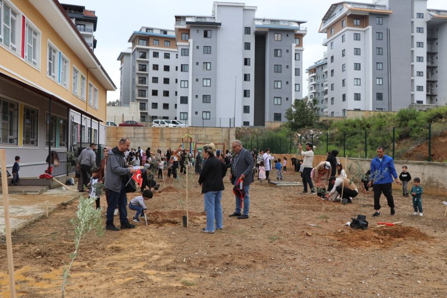 Alanya'da minik eller zeytin fidanlarını toprakla buluşturdu! Anaokulunda anlamlı etkinlik