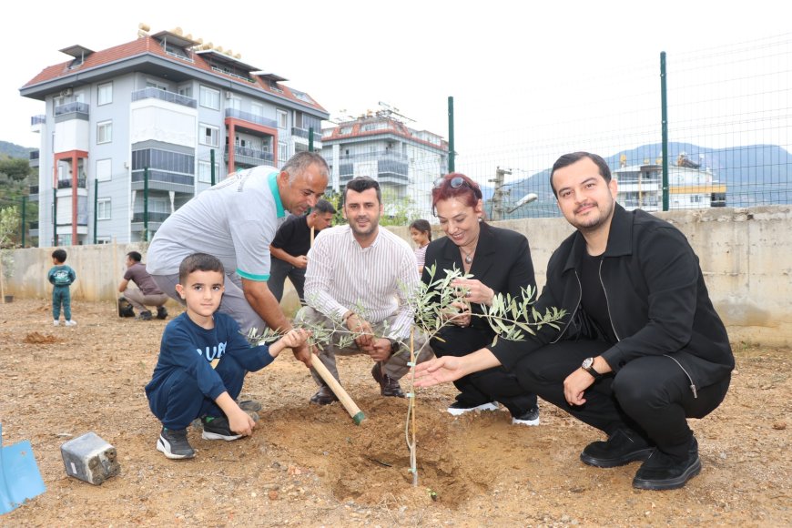 Alanya'da minik eller zeytin fidanlarını toprakla buluşturdu! Anaokulunda anlamlı etkinlik